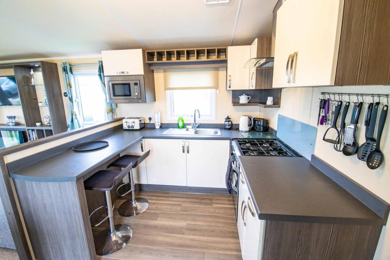 Big Skies Platinum Plus Holiday Home With Wifi, Netflix, Dishwasher, Decking Camber Bagian luar foto